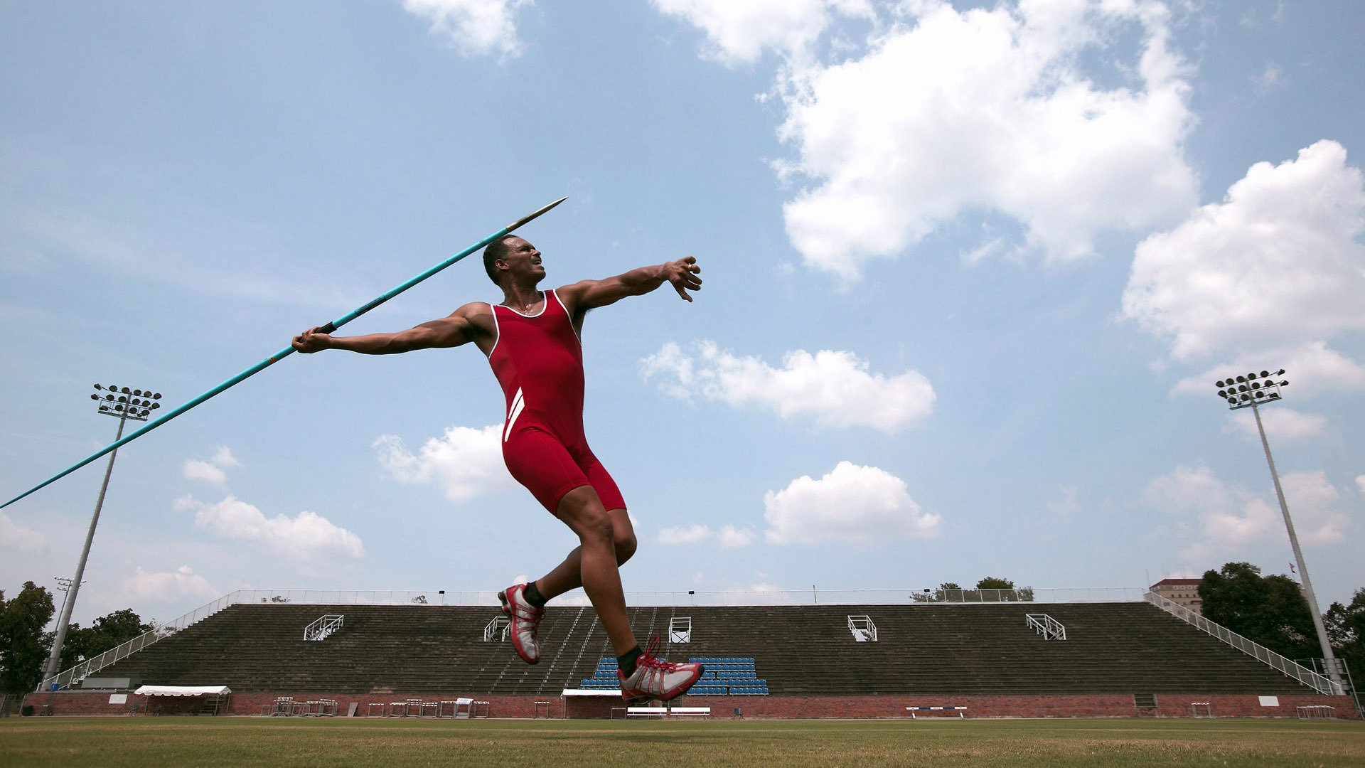 哈维续约巴塞罗那，继续执教，哈维什么时候进入巴萨一线队