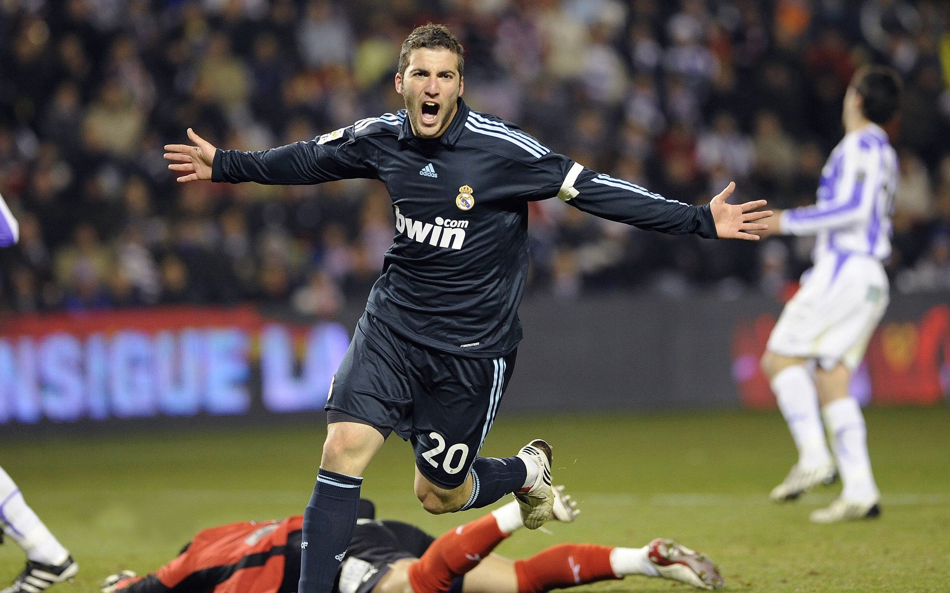 开云体育俱乐部官网-意甲激烈对抗，比分1-0，唯一入球由关键前锋完成，比赛亮点：射门精准度极高